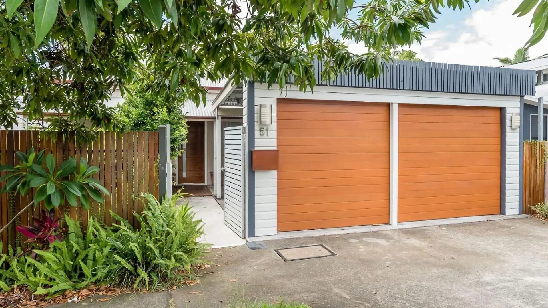 Elegant 4 Bedroom Residence With Entertaining Area Brisbane