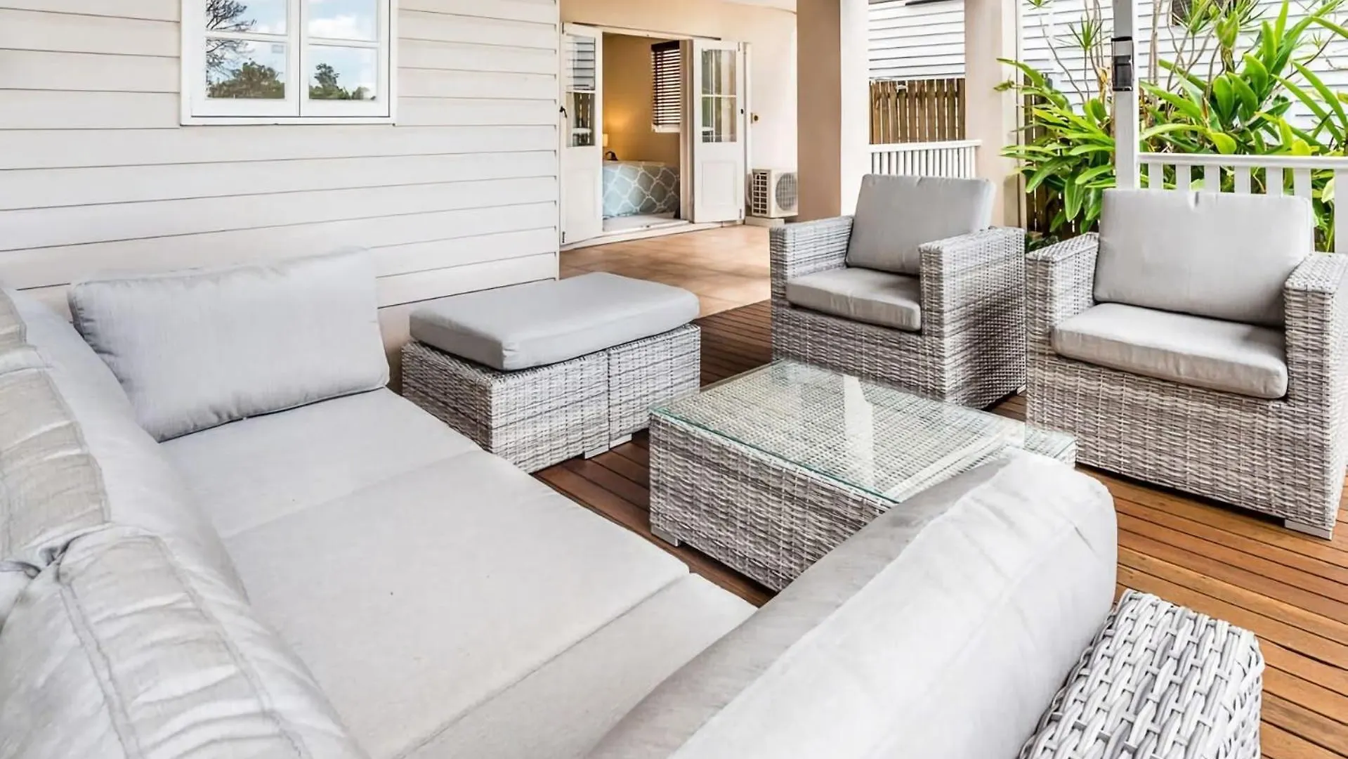 Elegant 4 Bedroom Residence With Entertaining Area Brisbane Holiday home