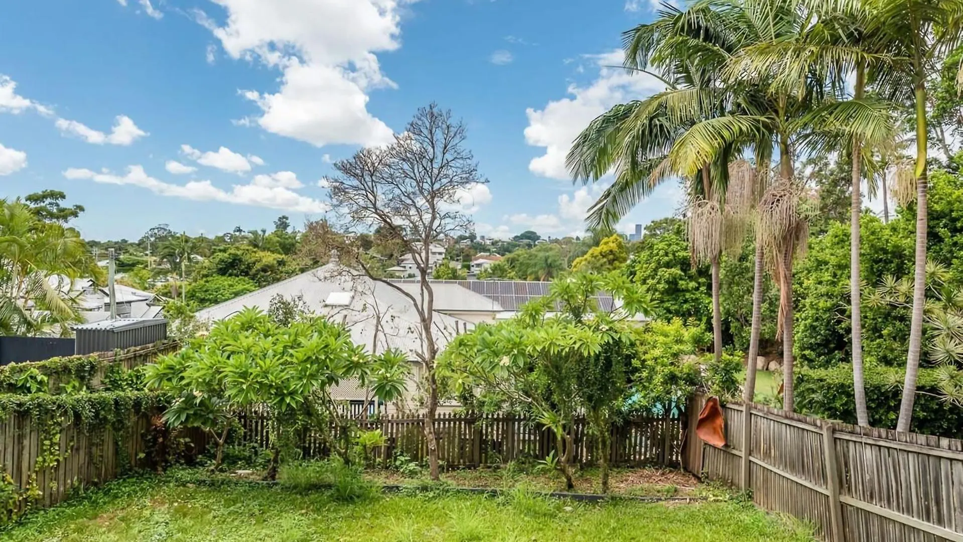 Elegant 4 Bedroom Residence With Entertaining Area Brisbane Holiday home