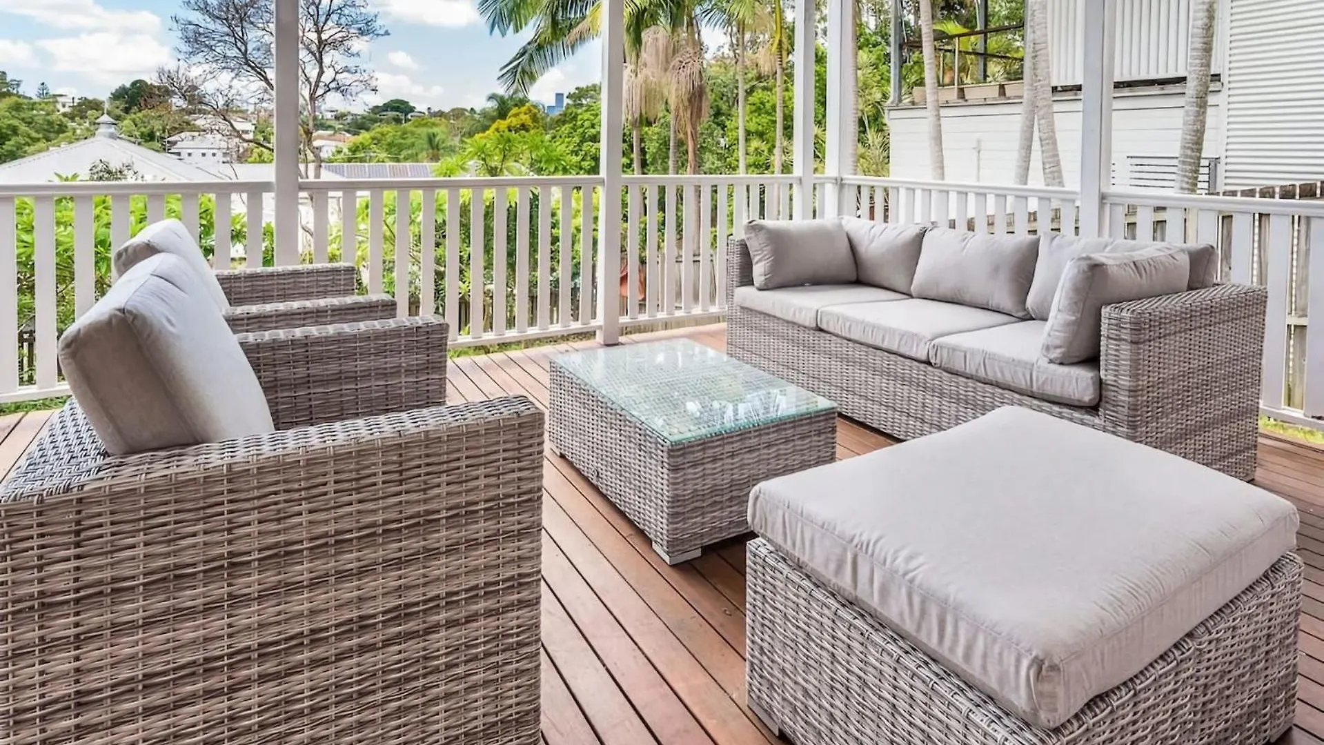 Elegant 4 Bedroom Residence With Entertaining Area Brisbane
